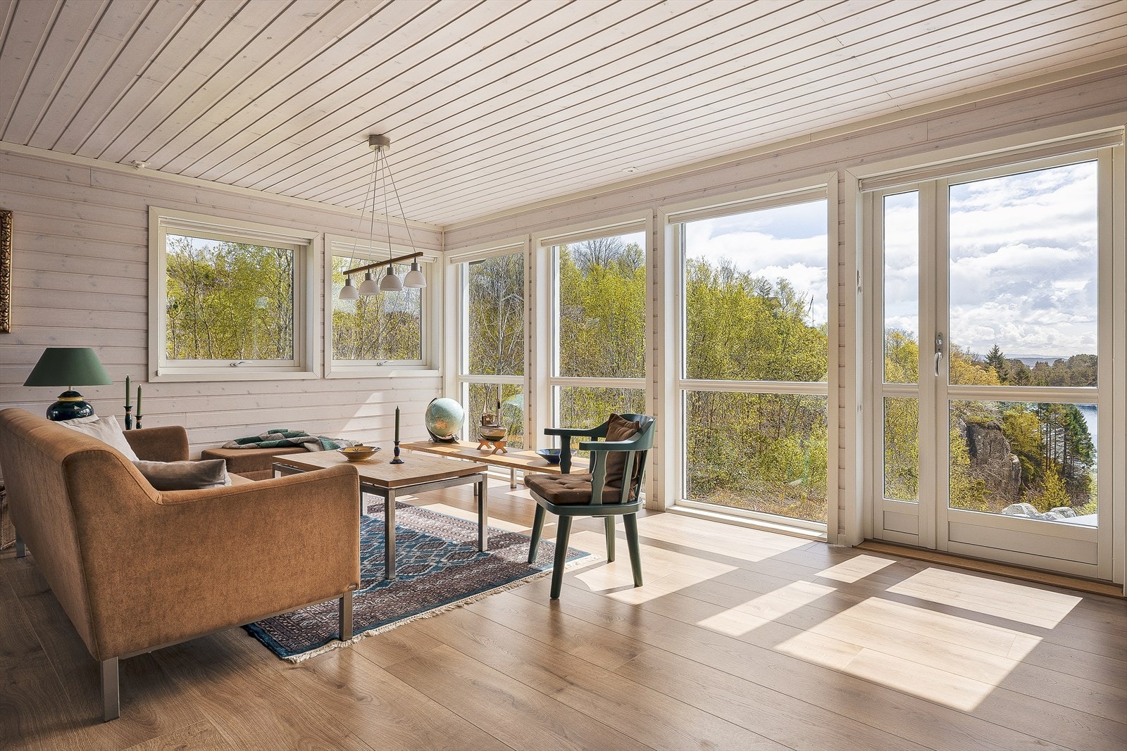 Stuen fremstår som lys, romslig og innbydende, med store vindusflater som slipper inn rikelig med dagslys. Galleribilde