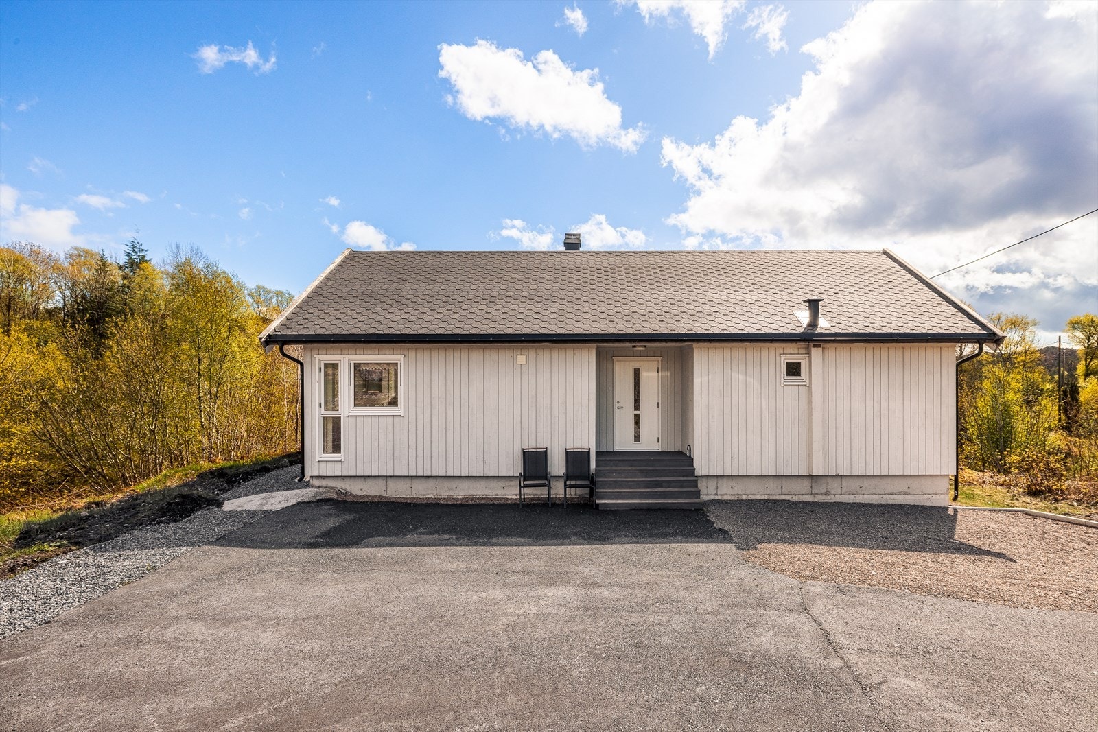 Alt i alt fremstår dette som en perfekt hytte for den aktive familien som ønsker et fristed omgitt av vakker natur, sjø og gode opplevelser året rundt. Galleribilde
