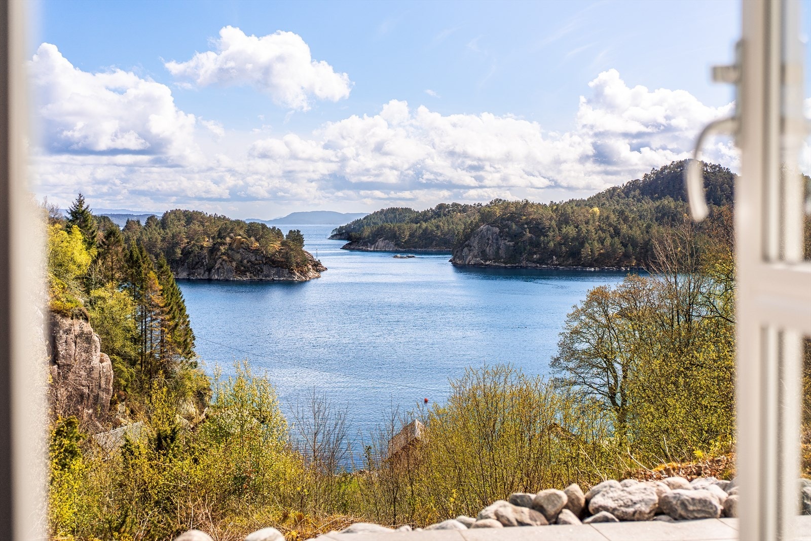 Velkommen til Sjåhaugen, en idyllisk fritidseiendom med naturskjønn beliggenhet på Krokeide. Galleribilde