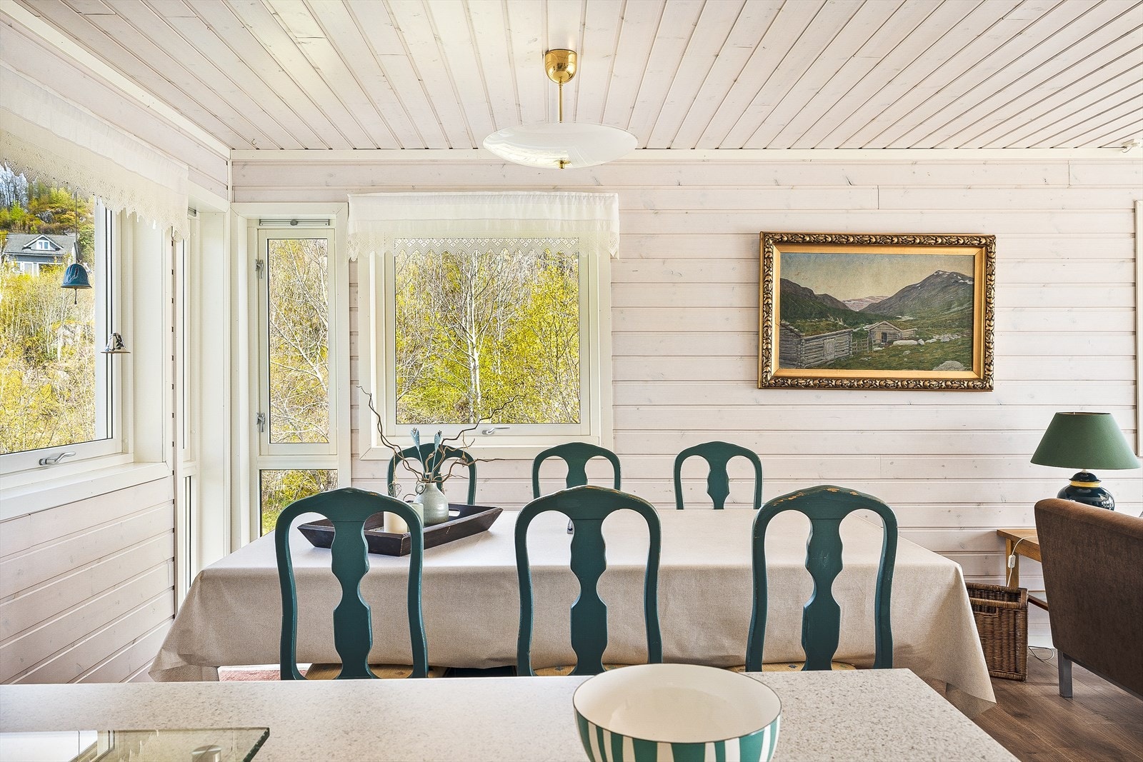 Man har god kontakt med gjestene fra kjøkkenet som er perfekt for kokken. Galleribilde