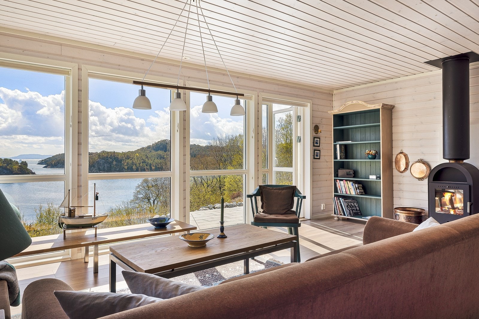 Vinduene rammer inn den spektakulære utsikten mot den vestlandske skjærgården. Galleribilde