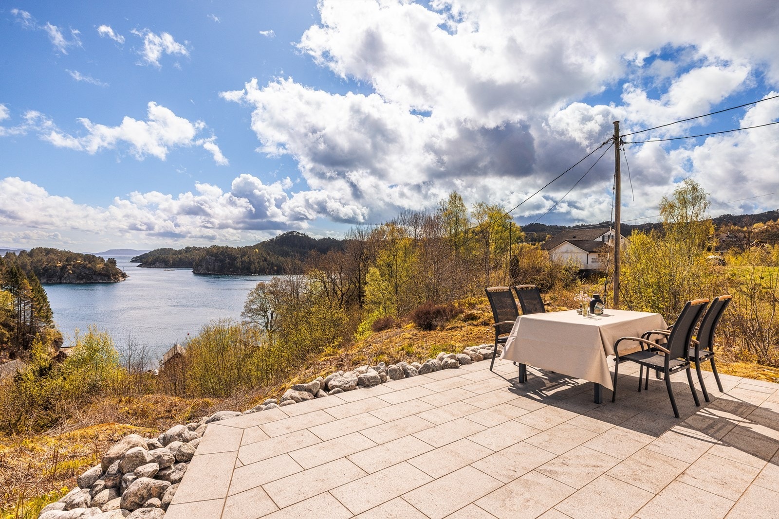 Fra stuen er det direkte utgang til en herlig steinbelagt terrasse med svært gode solforhold fra tidlig formiddag til sent på kveld i sommerhalvåret. Galleribilde