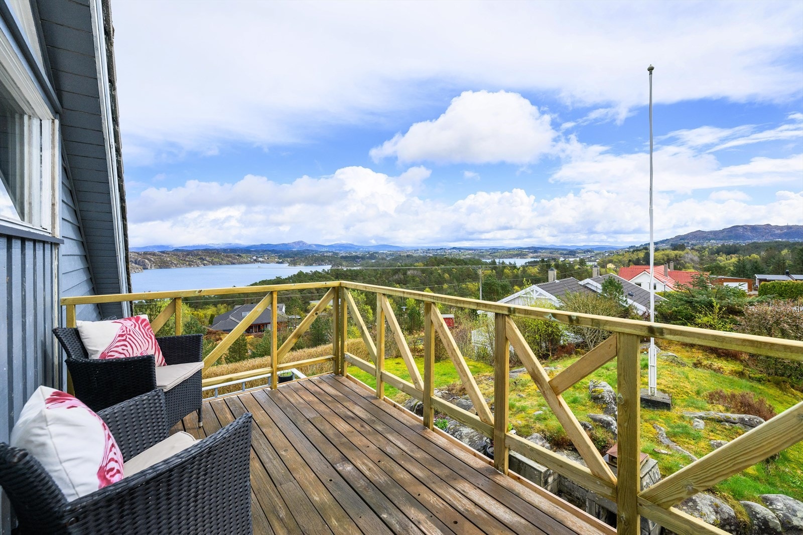 Balkongen på loftet er en fin plass for å nyte utsikten over nærområdet. Galleribilde