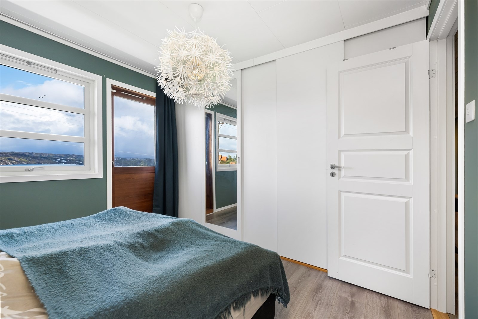 Dette soverommet har skyvedørsgarderobe. Galleribilde