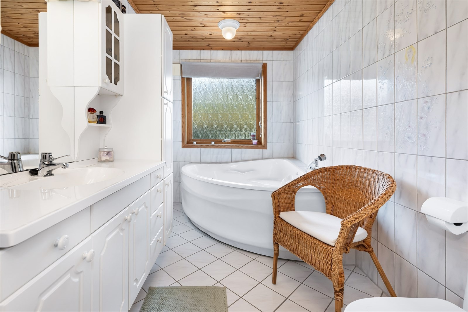 I tillegg til dusjhjørne har badet også et badekar. Galleribilde