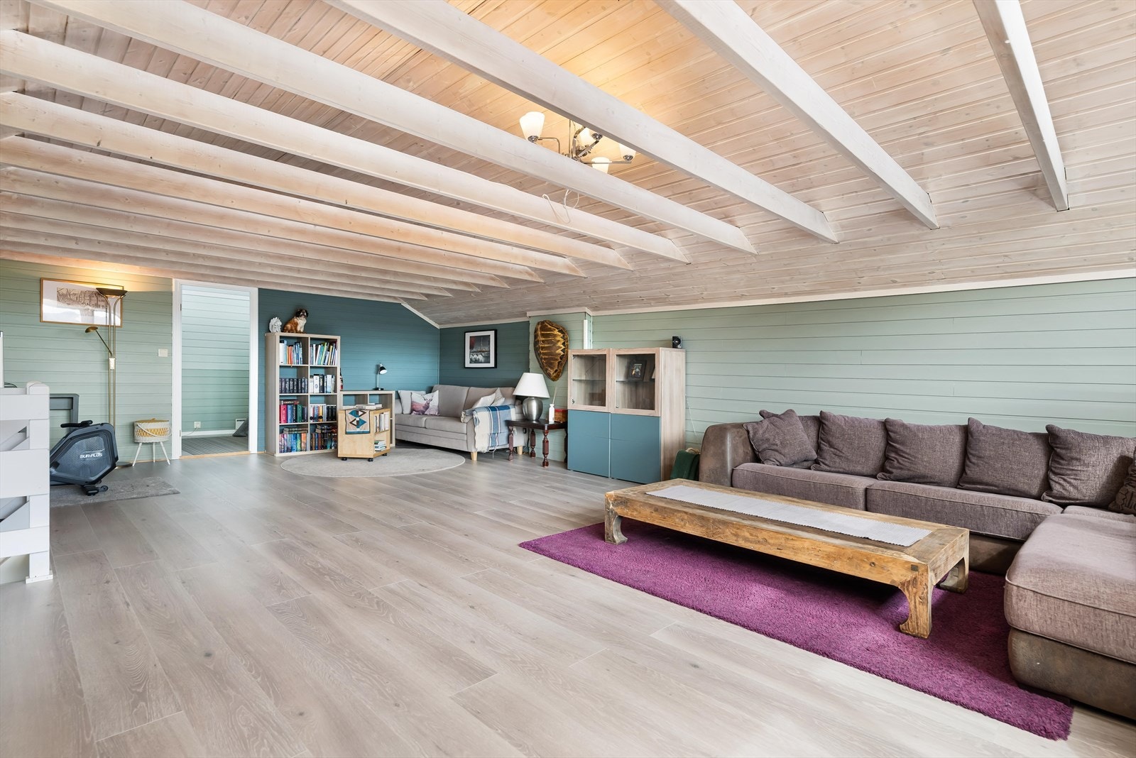 Vel oppe blir du møtt av en stor loftstue på 45,6 m² Galleribilde