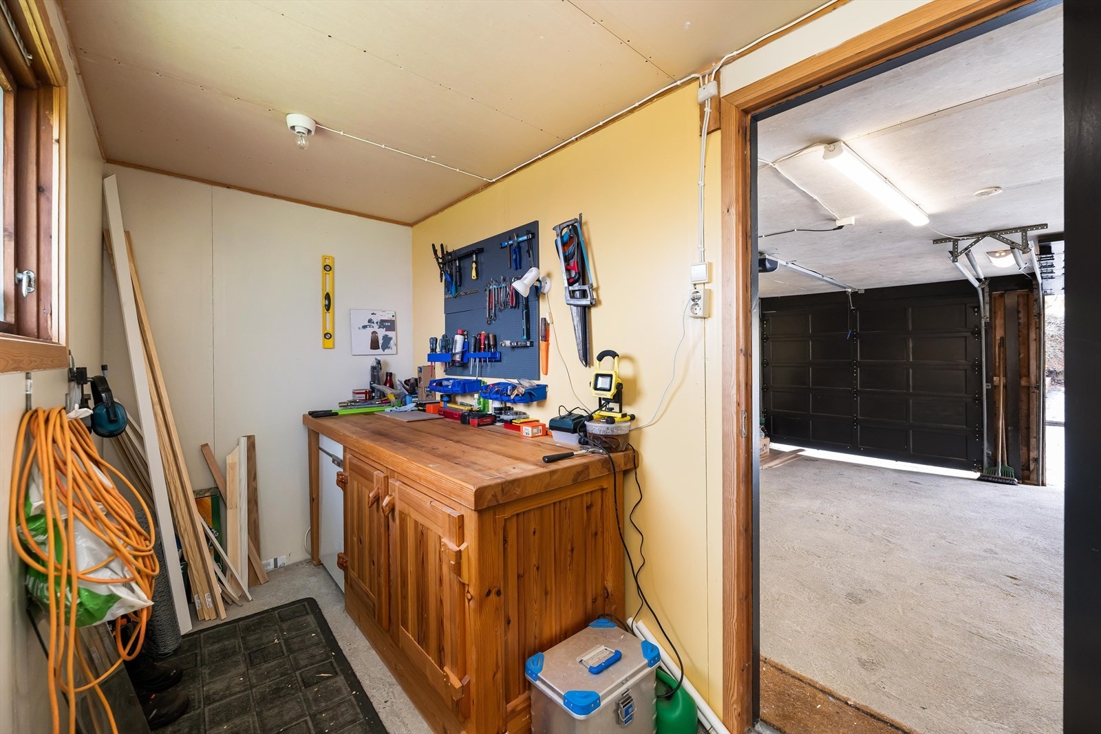 I tilknytning til garasjen er det en praktisk verkstedkrok/bod. Galleribilde