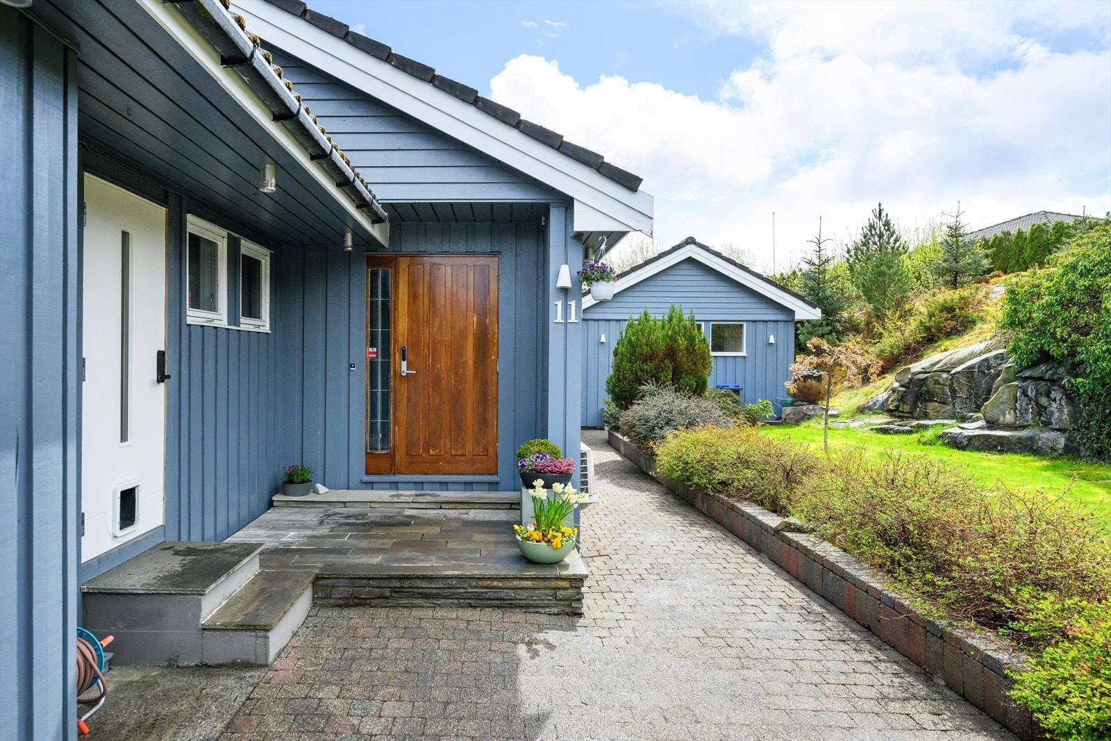 Pent opparbeidet uteområde og innbydende inngangsparti. Adkomst til både entré og vaskerom. Galleribilde