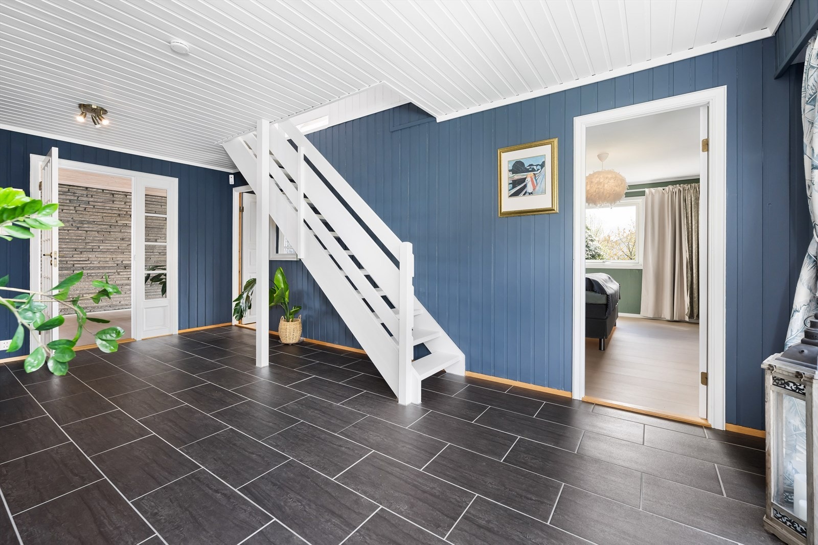Størrelsen lar deg trille barnevognen rett inn, og skaper ellers et godt førsteinntrykk i boligen. Galleribilde