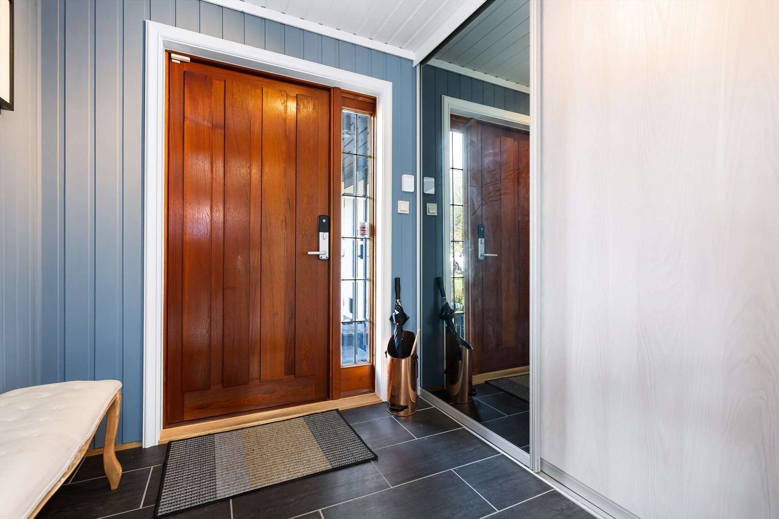 Velkommen inn. Også i entréen er det skyvedørsgarderobe. Galleribilde