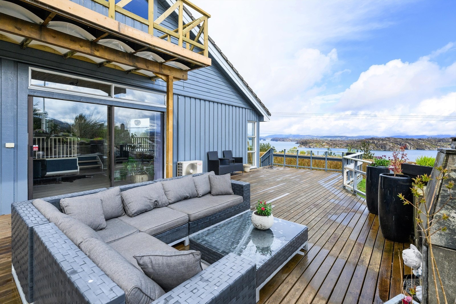 Den store terrassen har god plass til flere sittegrupper. Sjermet og usjenert med fantastisk utsikt. Galleribilde