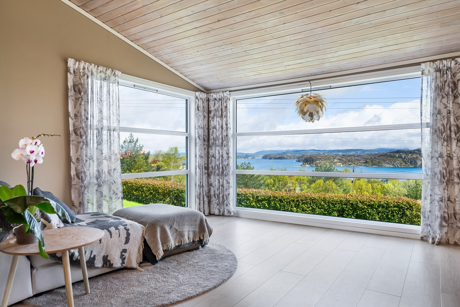 Stuen går over to nivå, og i øverste delen er deten egen krok hvor det er perfekt for å nyte utsikten. Galleribilde