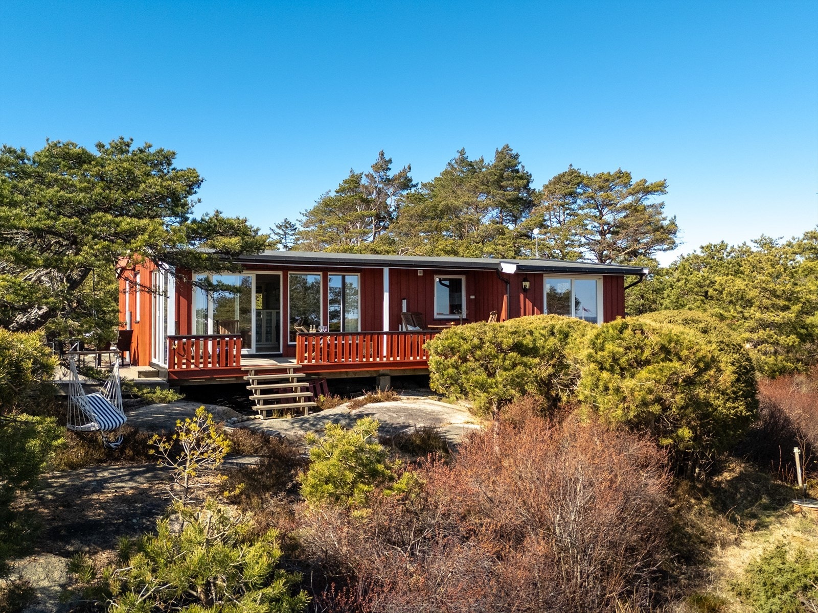 Fra stuen er det utgang til en delvis overbygd veranda som er vendt mot sør-øst. Foto: Eivind Lauritzen Galleribilde
