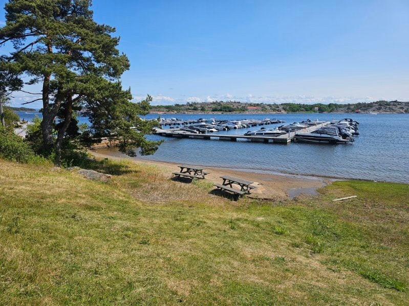 Til fritidsboligen er det båtplass med båt opptil 23fot/7 meter lengde som er tinglyst. Galleribilde