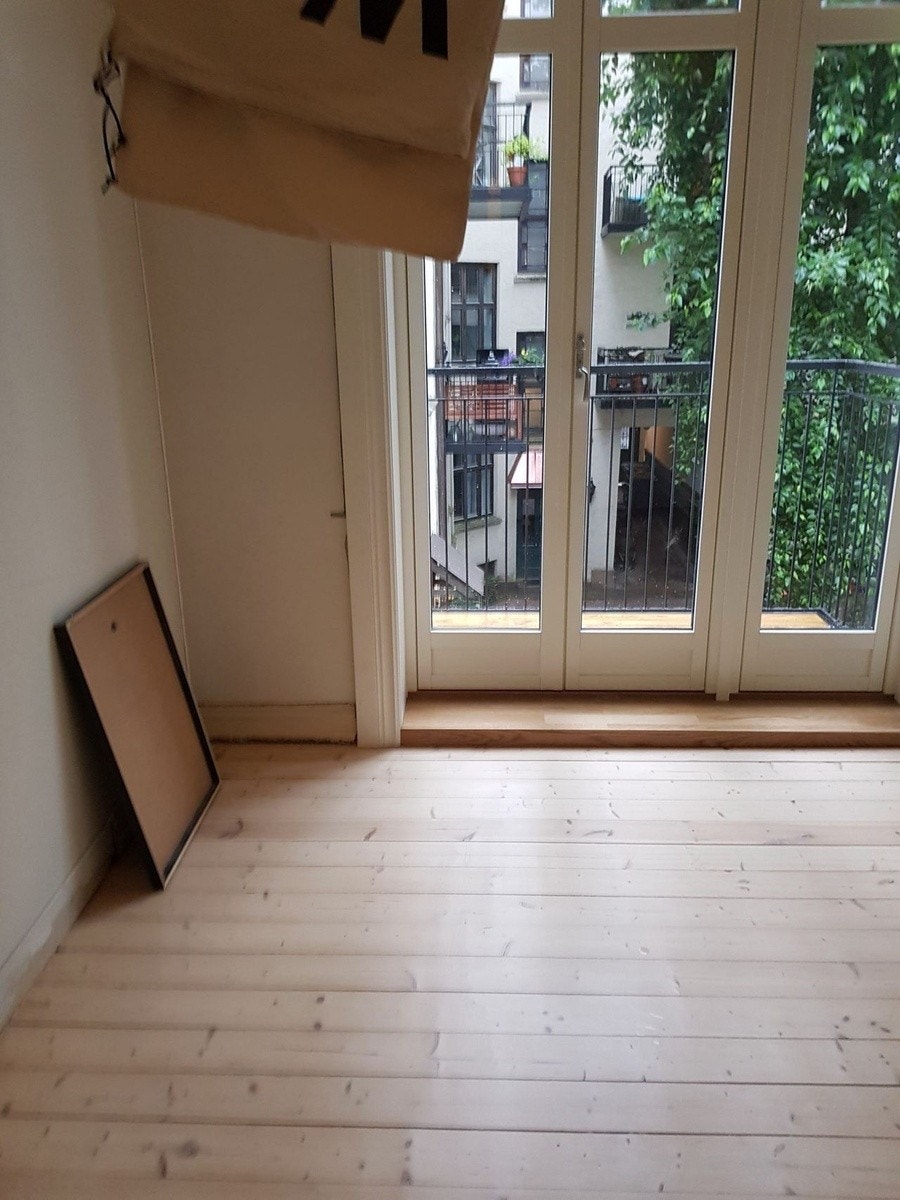 Balkong fra soverom. Stillaset er nå borte. Galleribilde