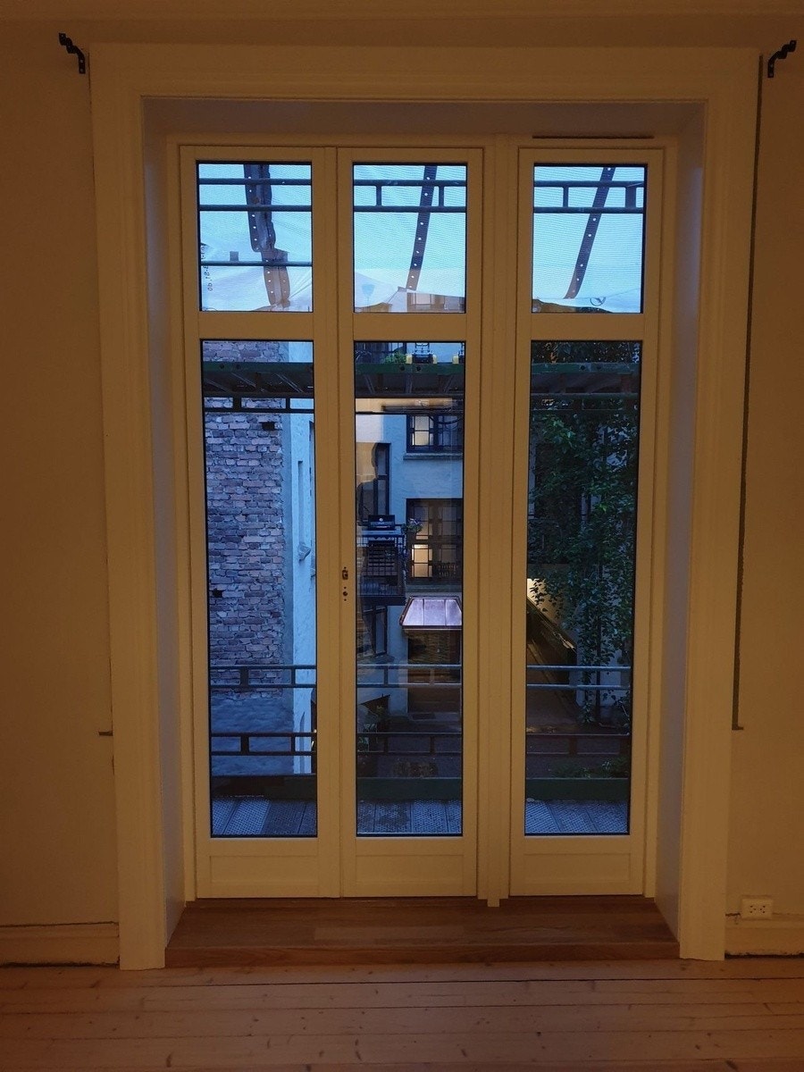 Balkong fra soverom. Stillaset er nå borte. Galleribilde