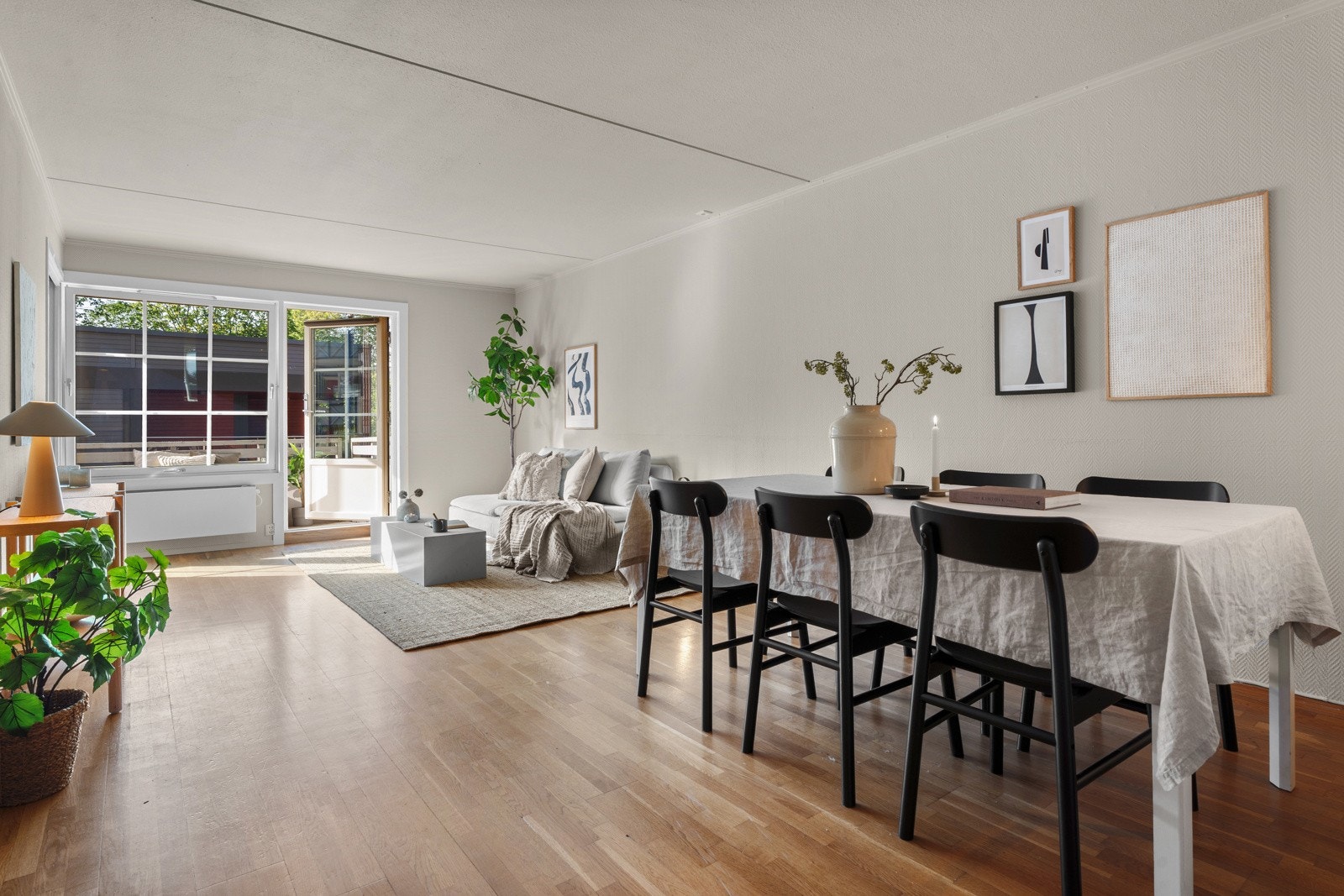 Fra stuen er det direkte adkomst til en nordvestvendt balkong på ca. 6 m². Galleribilde