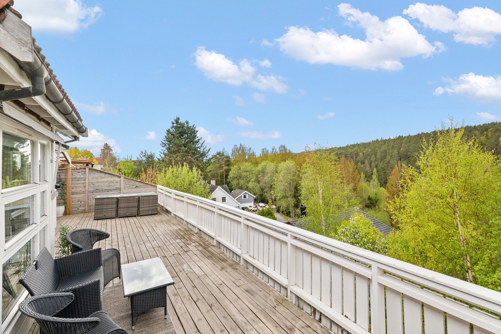 Terrassen er orientert mot vest og har gode solforhold Galleribilde