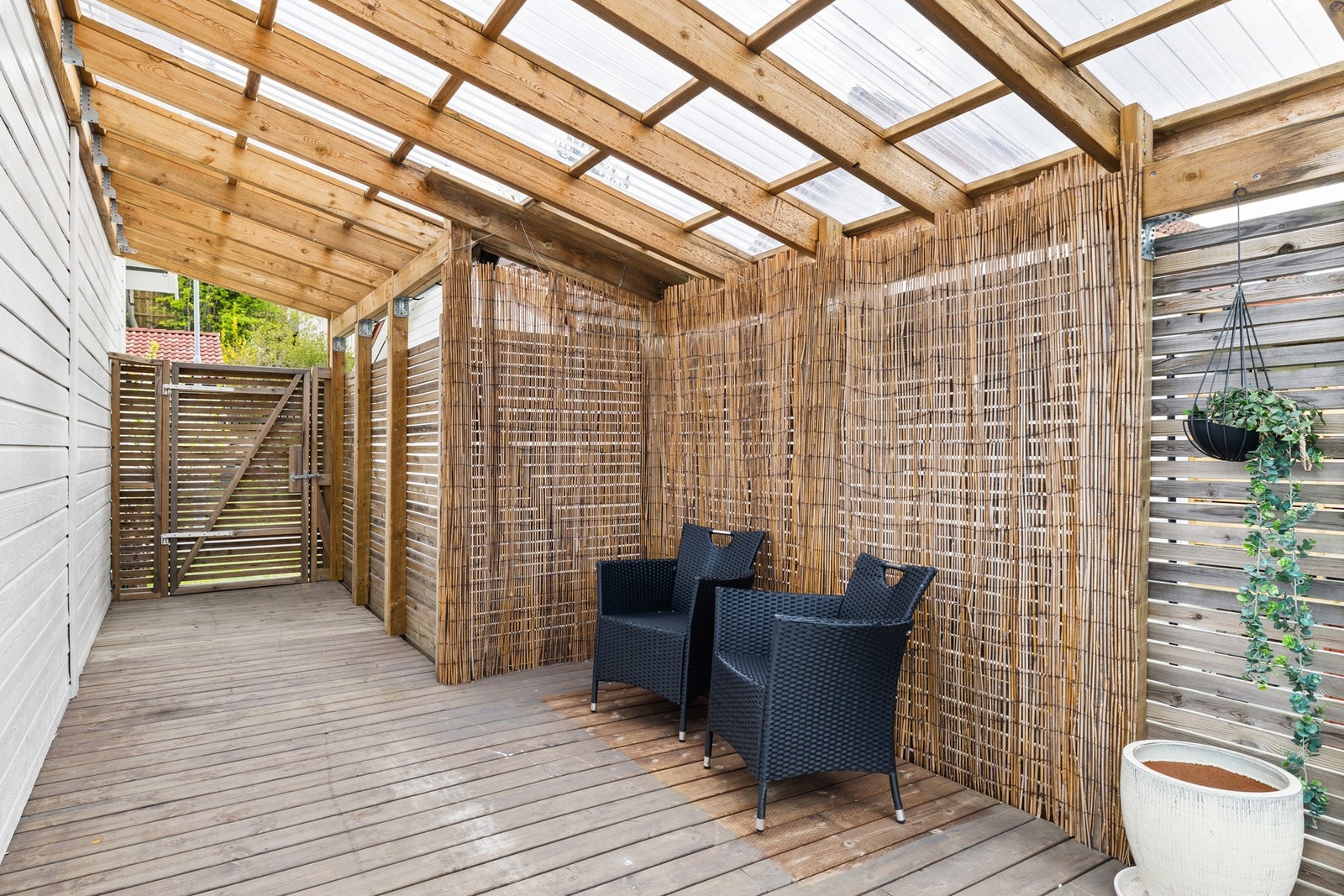 Delvis overbygget terrasse på siden av boligen Galleribilde