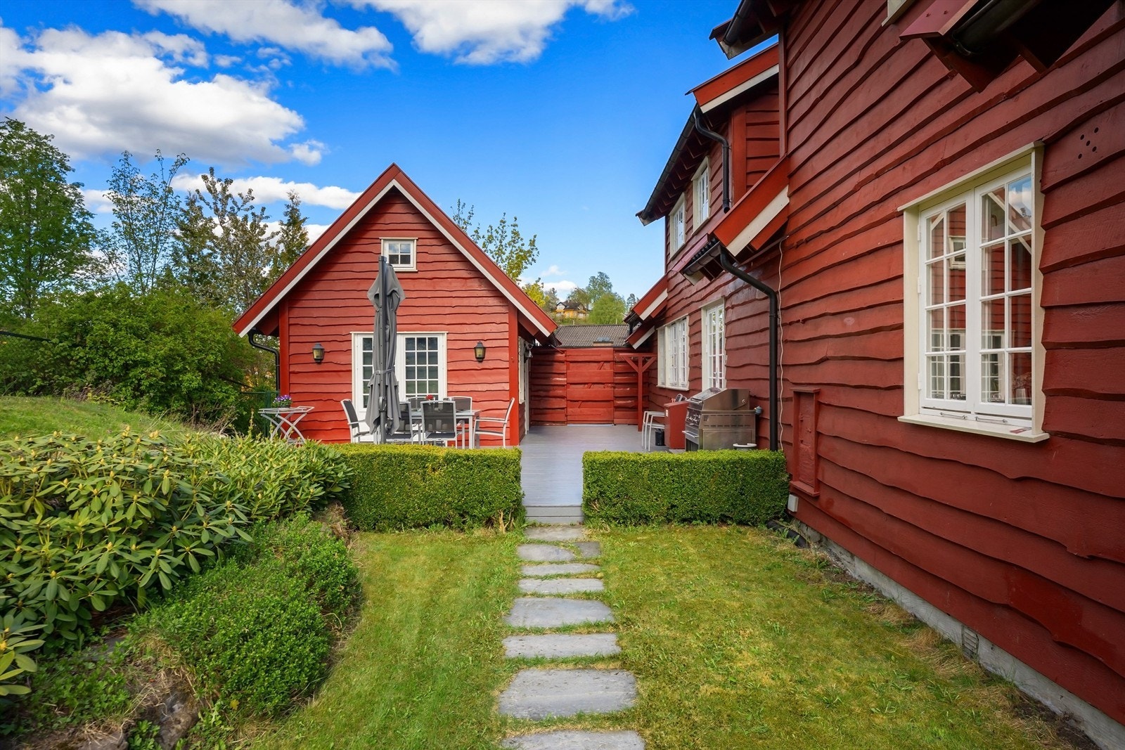 På baksiden av huset finner du den andre terrassen og annekset Galleribilde