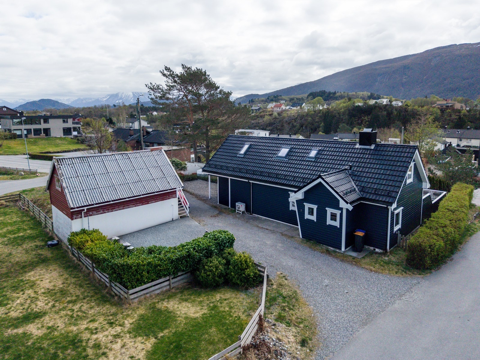 Romslig innkjørsel med plass til flere bilder Galleribilde