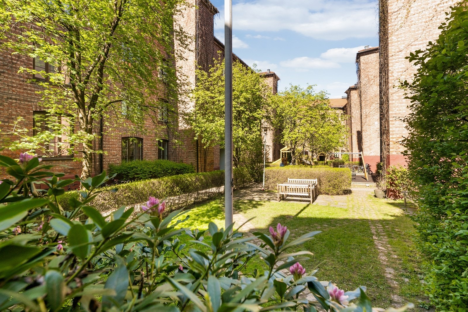 Hyggelig sittegruppe i grønn og fin bakgård. Galleribilde