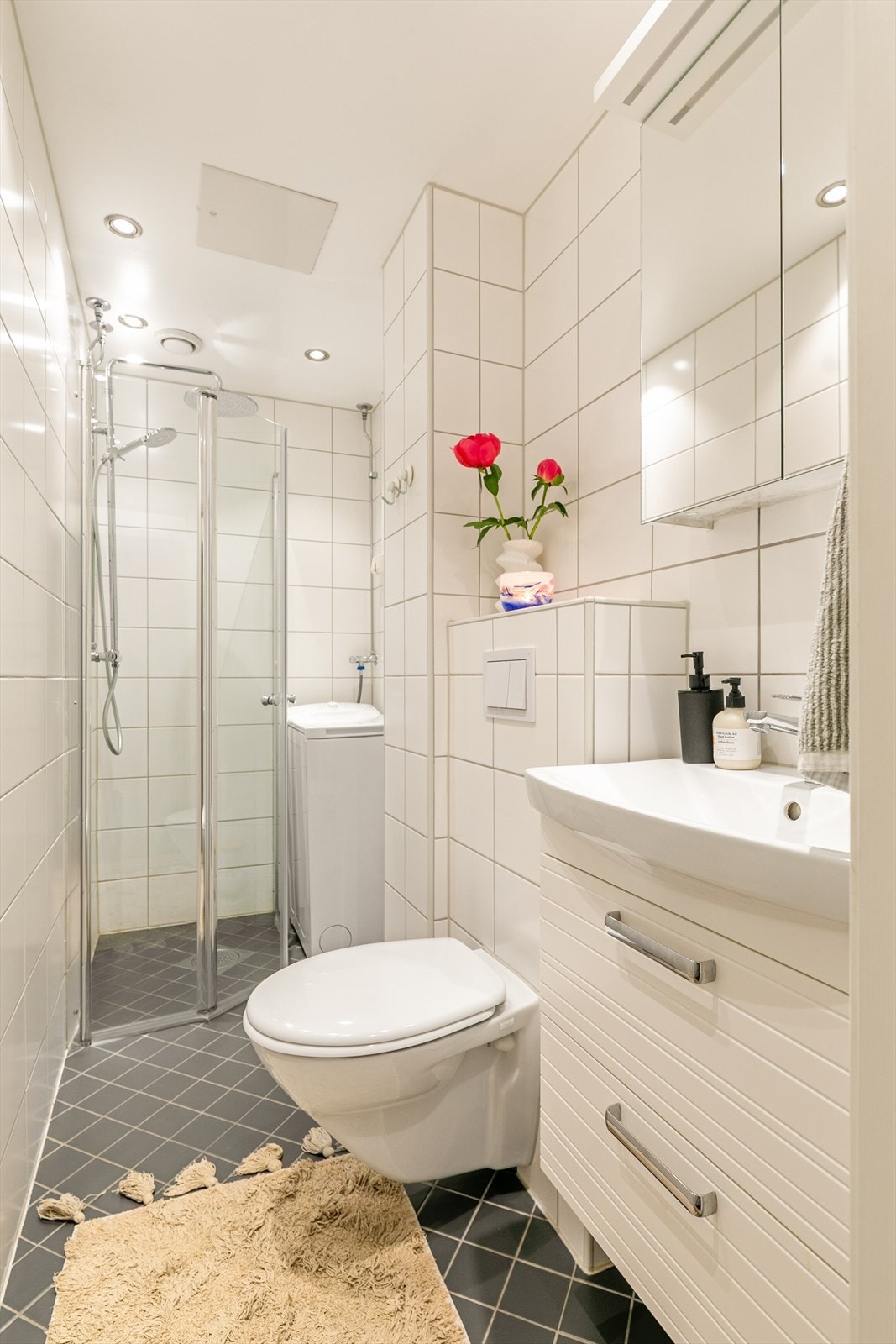 Badet ble ifølge tidligere salgsoppgave pusset opp i 2014. Dusjvegg og armatur er nytt fra 2026. Galleribilde