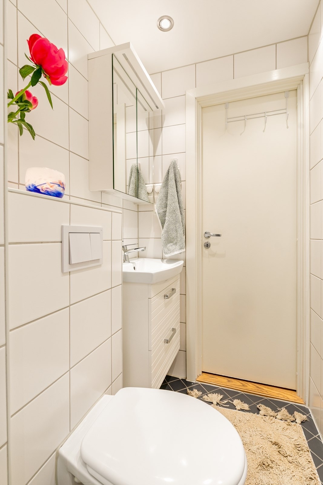 I følge eier er det lagt elektrisk gulvvarme på badet, og det er opplegg for vaskemaskin. Galleribilde