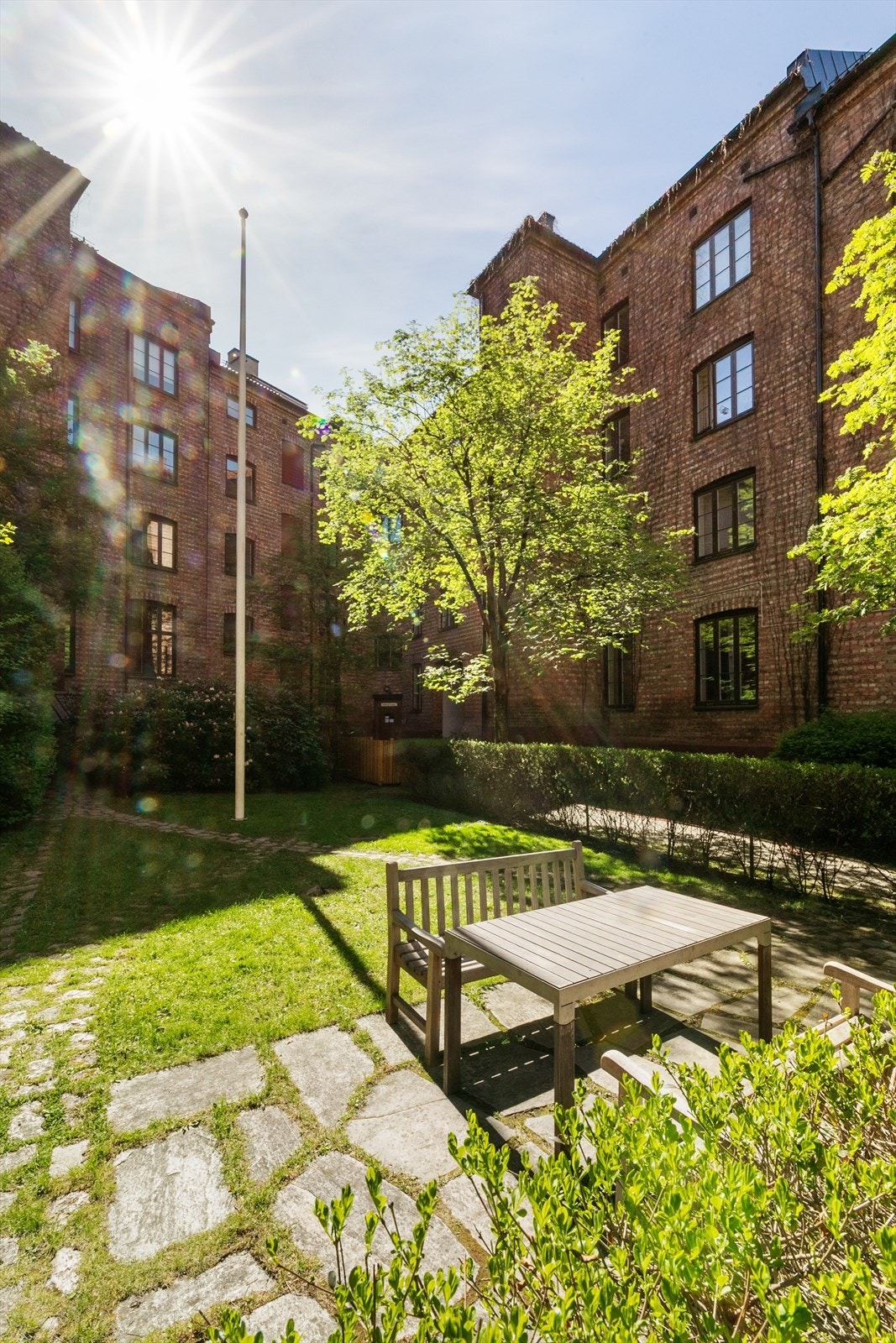 Bakgård. Galleribilde