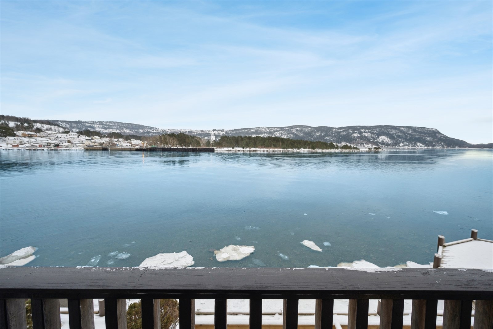 Fra balkongen kan man nyte fantastisk utsikt mot fjorden Galleribilde
