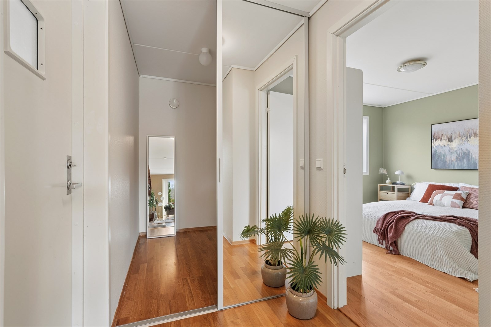 Via en skyvedør med speilfronter har du tilgang til en romslig innvendig bod. Galleribilde