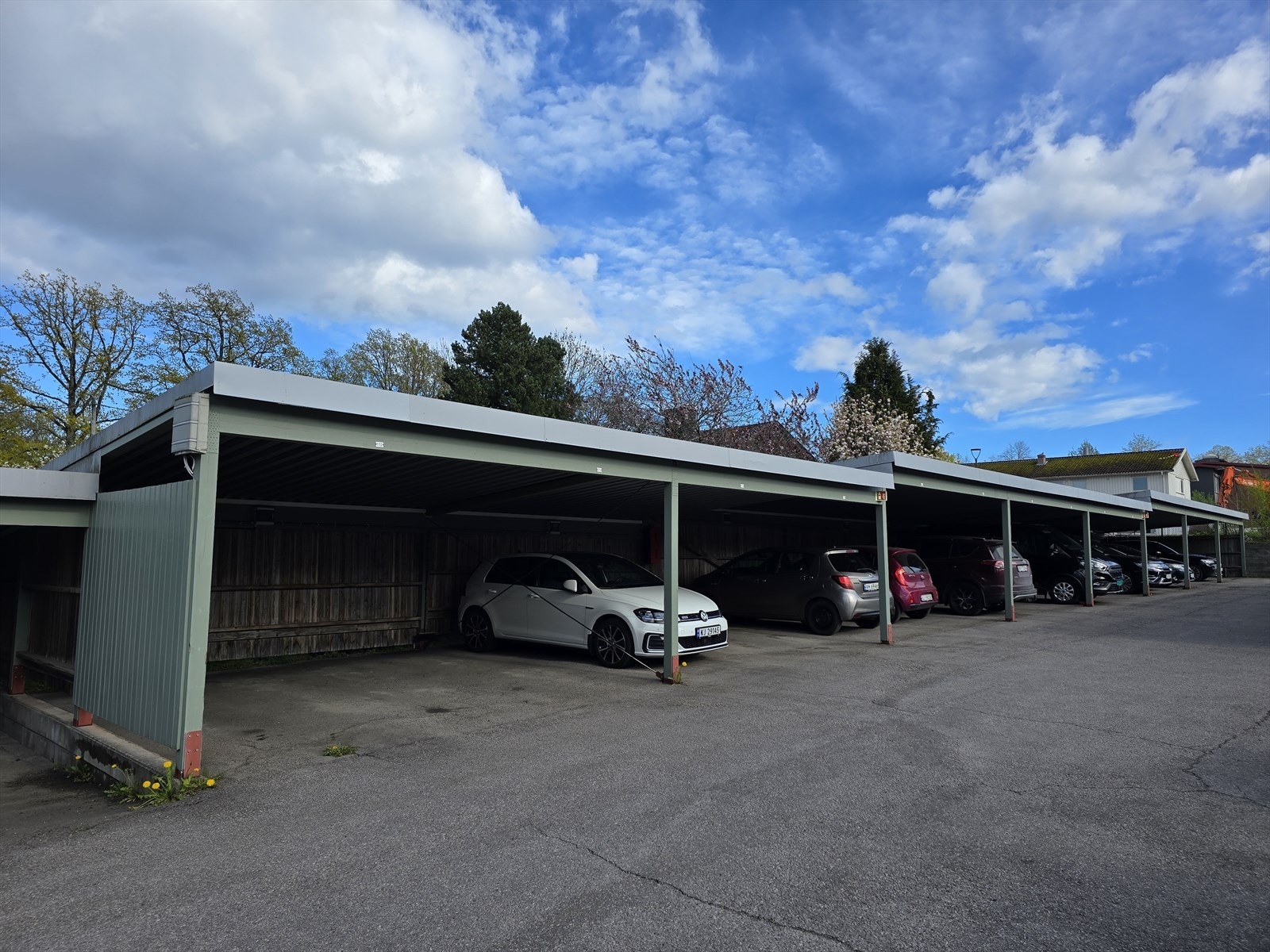 Leiligheten disponerer en carport med elbillader. Galleribilde