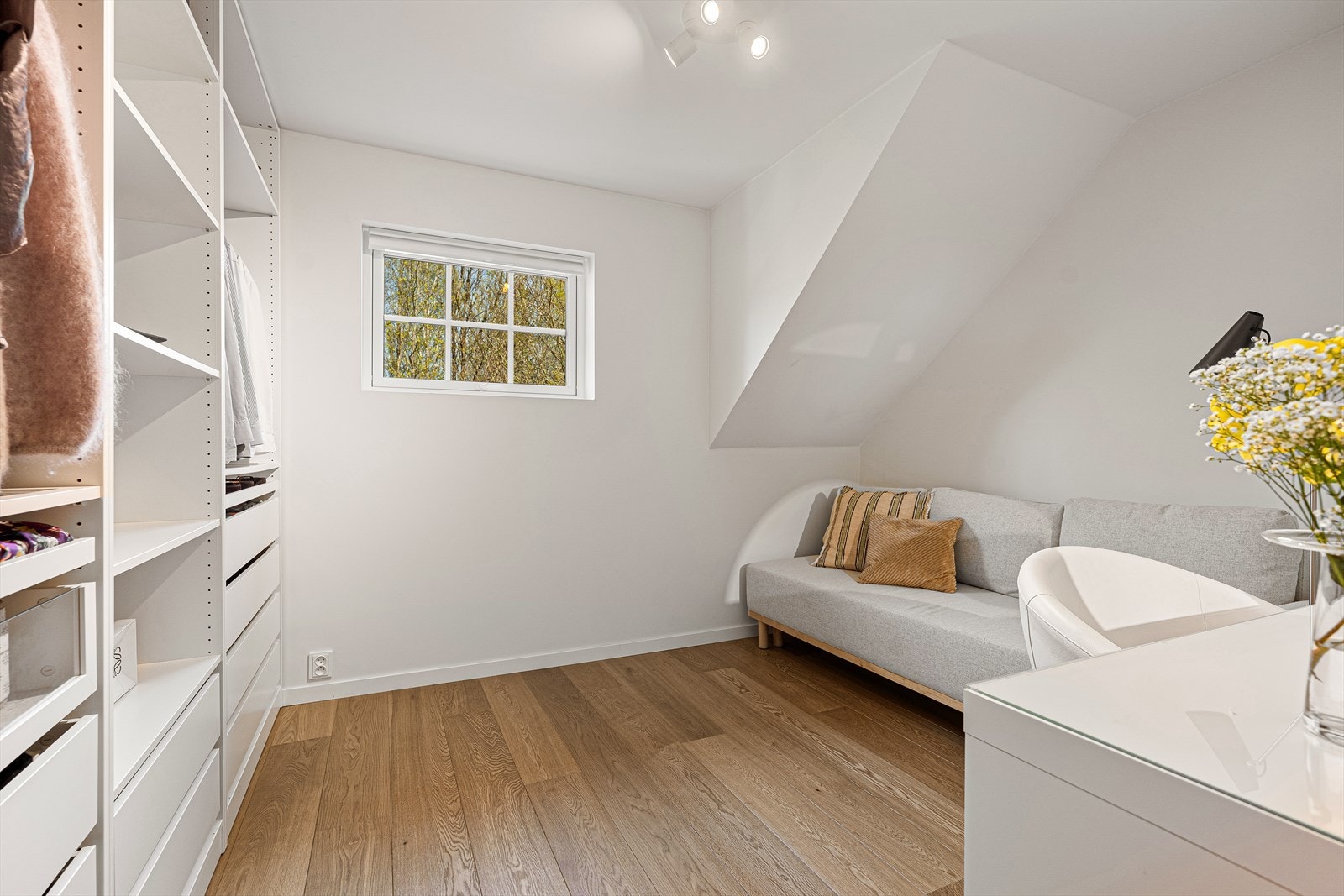 Soverom nr 3 egner seg ypperlig som barnerom, gjesterom eller kontor og har en stor garderobe langs veggen. Galleribilde
