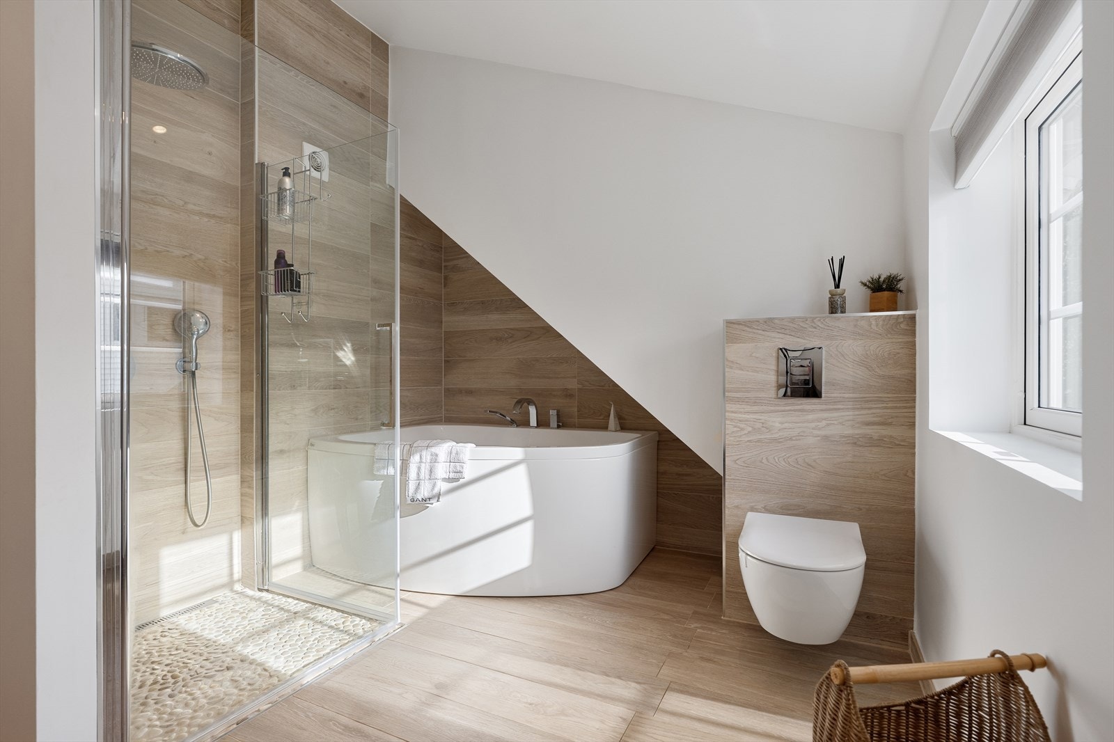 Badet fra 2015 er lekkert og tidløst med fliser på gulvet og vegg. Varmekabler. Badekar og dusj med god takhøyde. Galleribilde