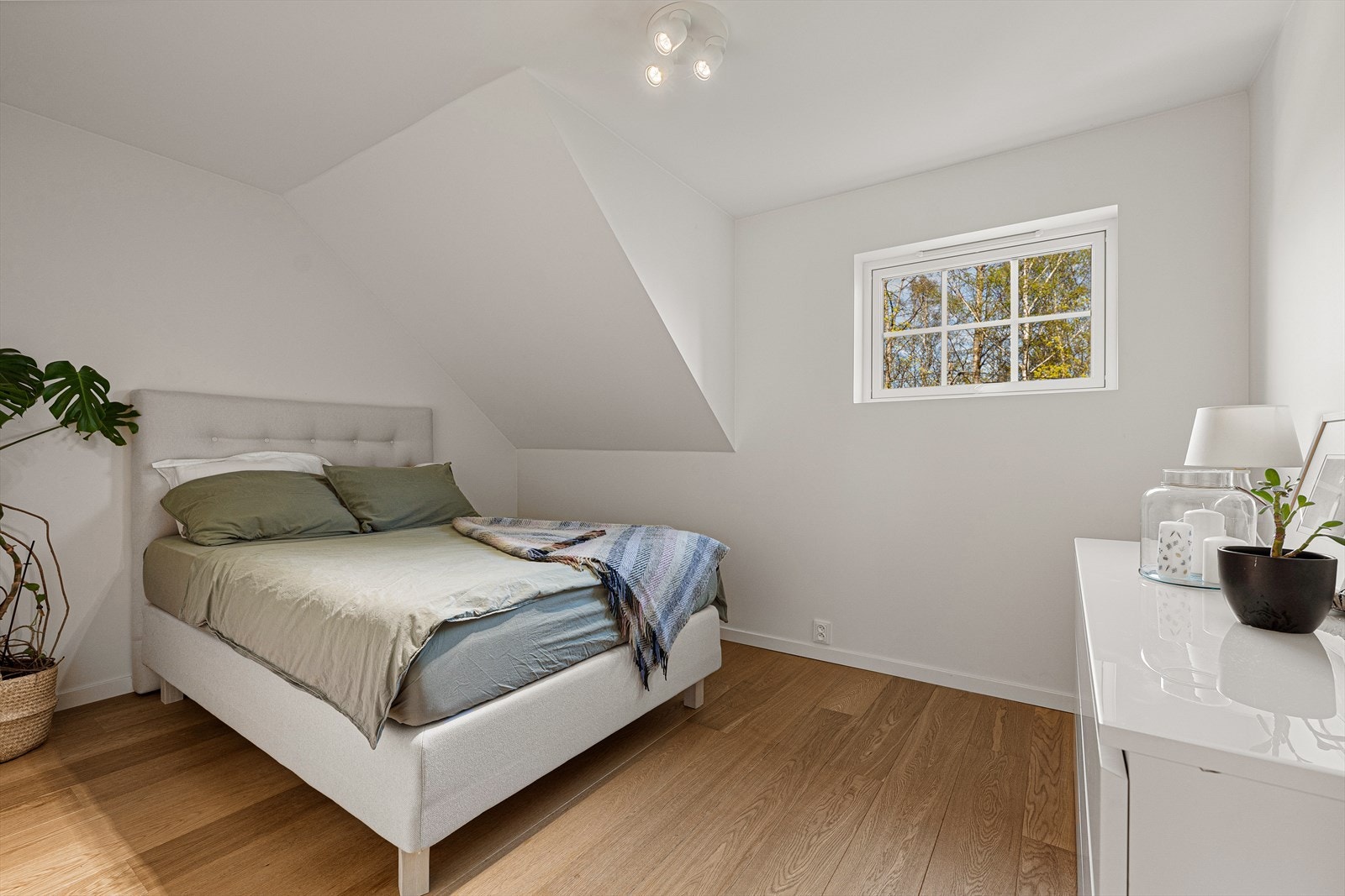 Soverom nr 2 er av god størrelse og har plass til dobbeltseng, kommode og nattbord. Galleribilde