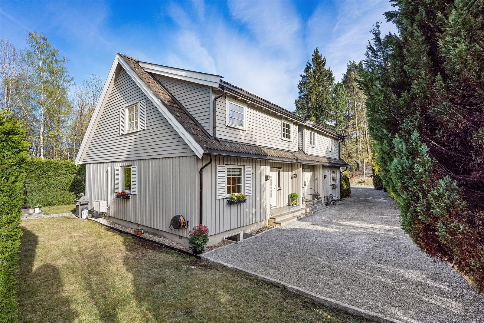 Pen og innholdsrik halvdel av vertikaldelt tomannsbolig - perfekt for både familie og par. Galleribilde