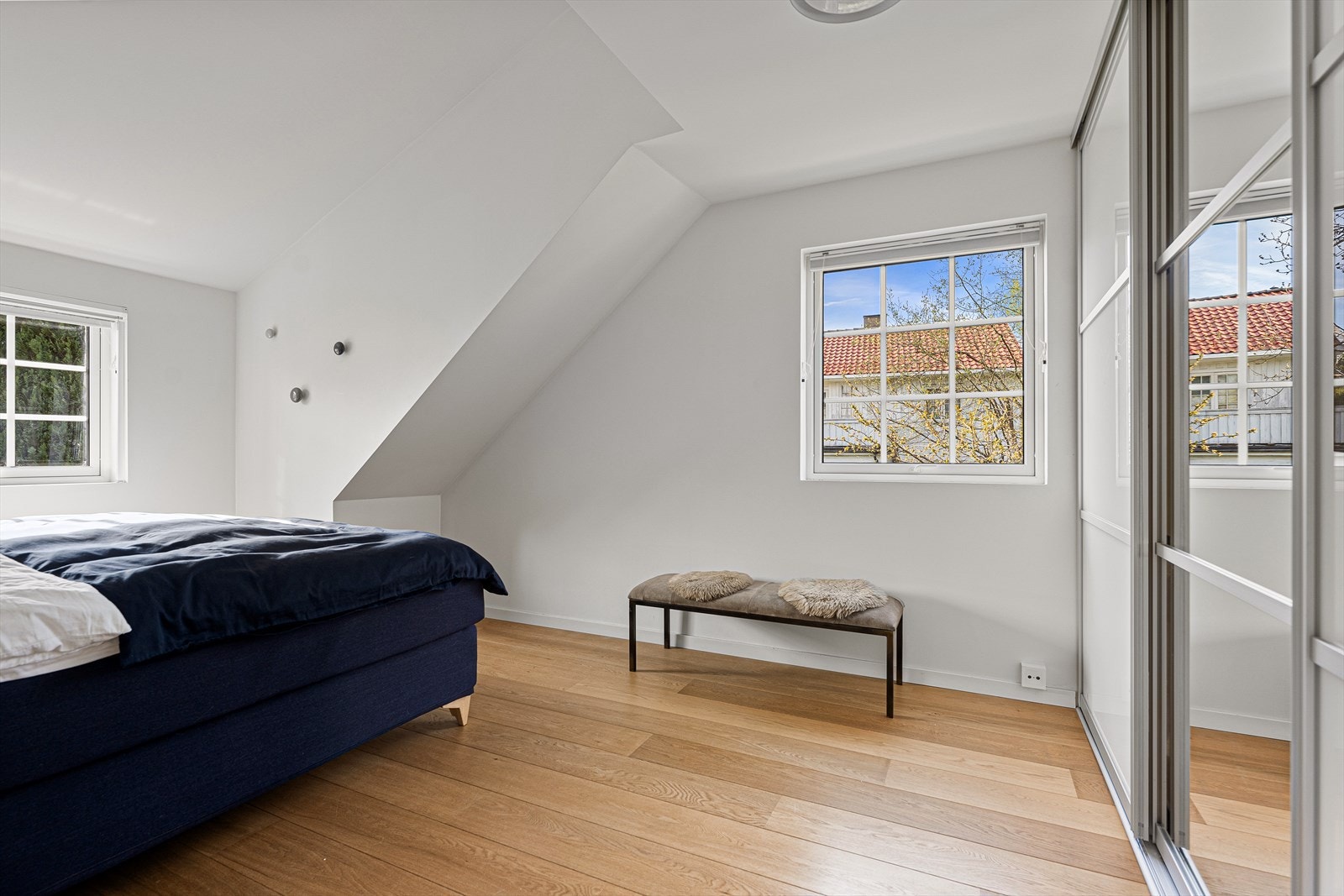På hovedsoverommet er det en stor skyvedørsgarderobe. Galleribilde