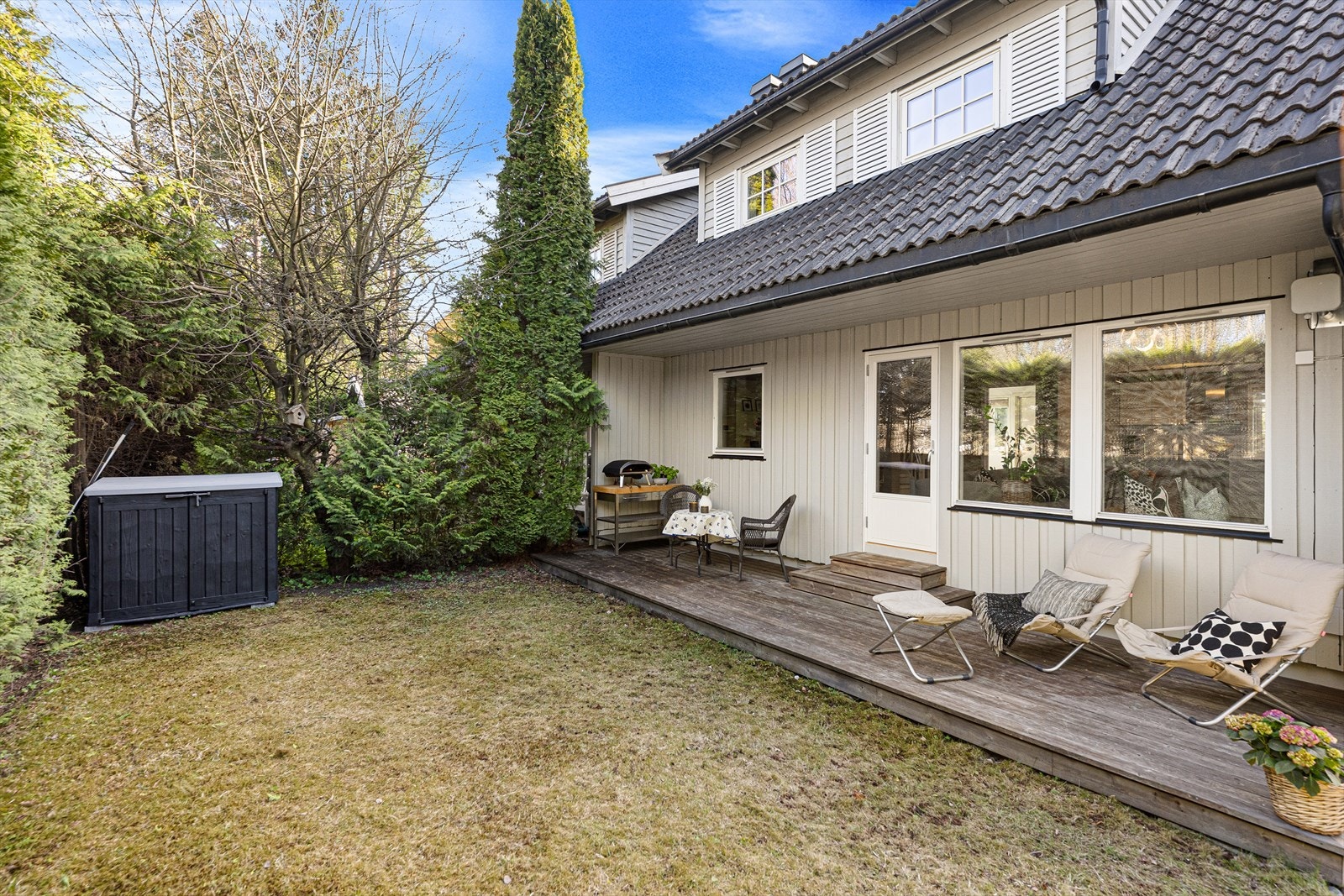 Praktisk terrasse fra 2020 på ca. 17 m² med direkte utgang fra boligen. Galleribilde
