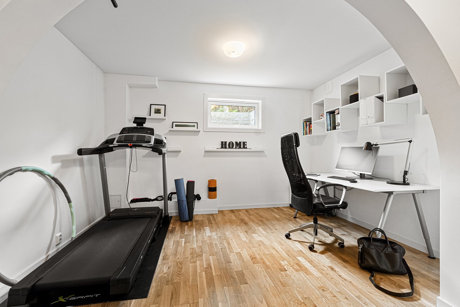 Stor kjellerstue med god planløsning - perfekt for både avslapning, arbeid eller trening. Galleribilde
