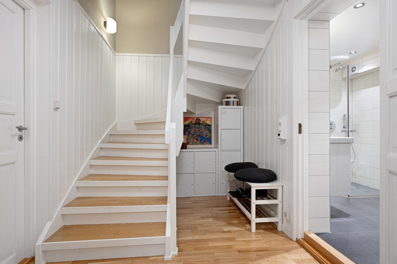 Gangen i underetasjen har lagringsplass under trappen. Galleribilde