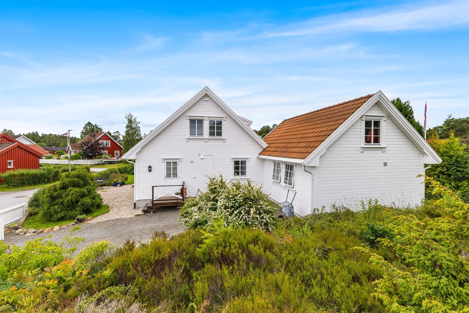 Boligen har en flott plassering på en hjørnetomt i et etablert og rolig nabolag. Galleribilde
