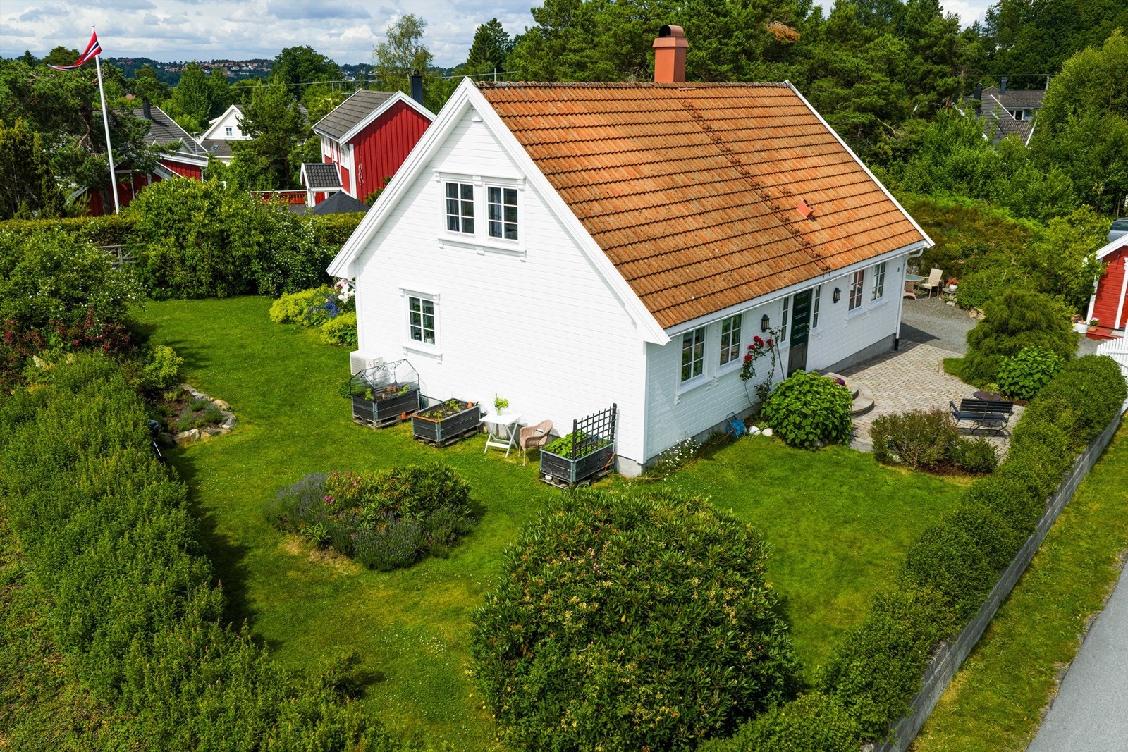 Den store, grønne hagen omkranser boligen og gir gode muligheter for utendørsaktiviteter. Galleribilde