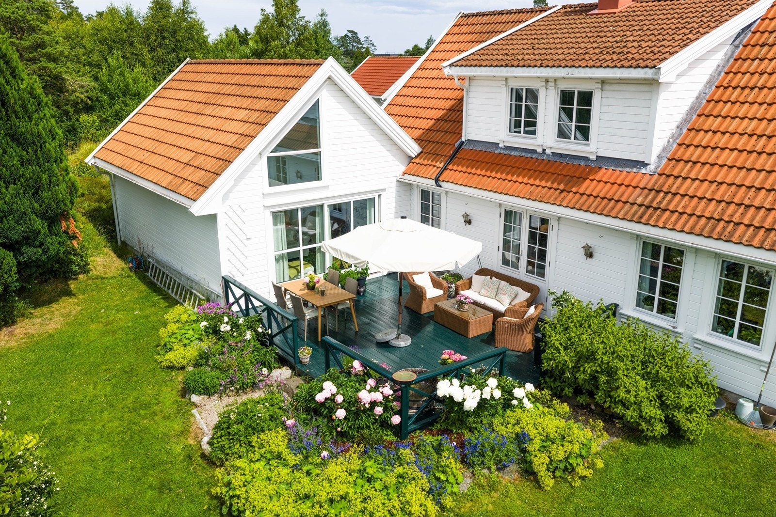 Terrassen ligger godt skjermet, noe som skaper et privat og lunt uterom. Galleribilde
