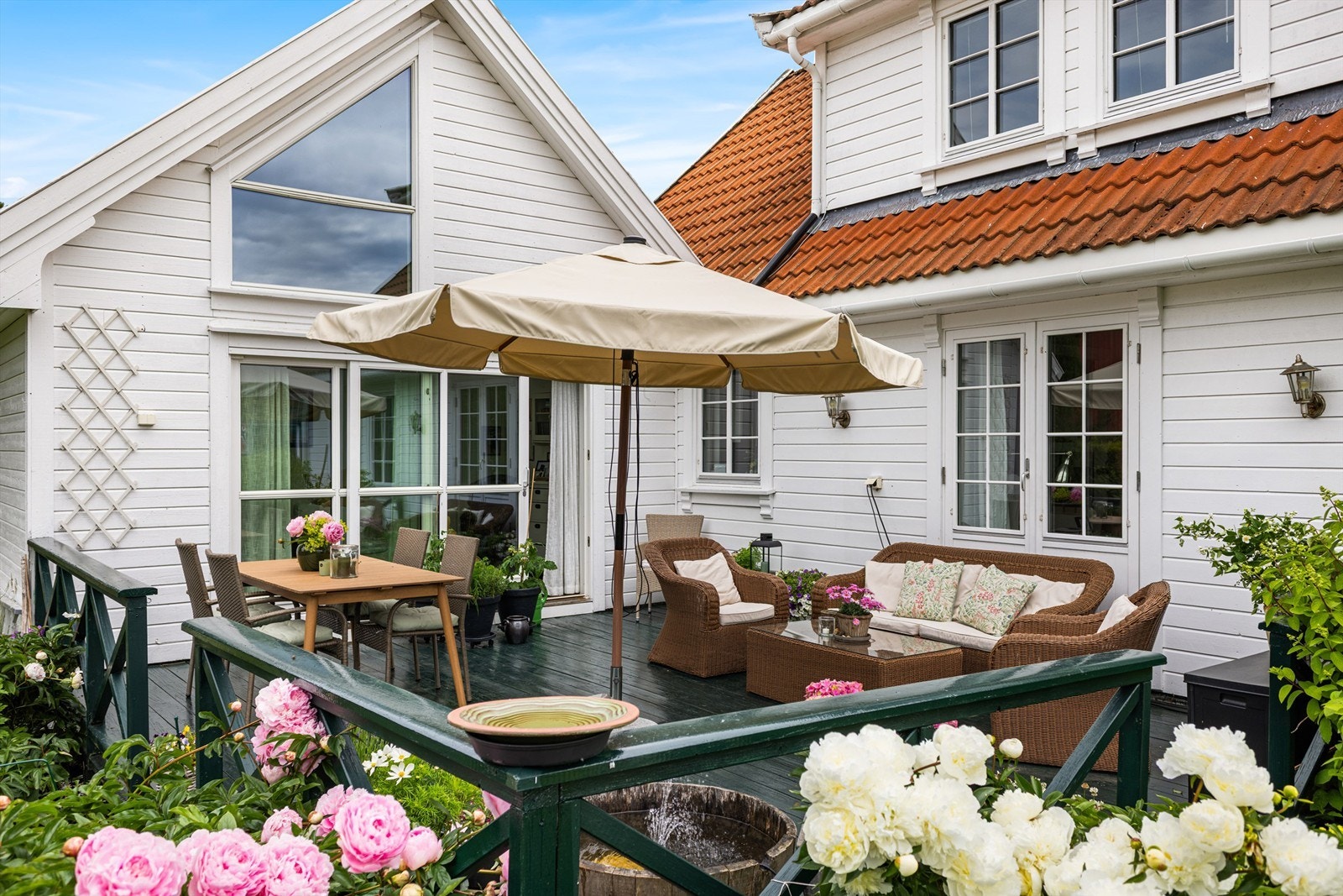 Den store terrassen har utgang fra begge stuene og har god plass for hagemøbler Galleribilde
