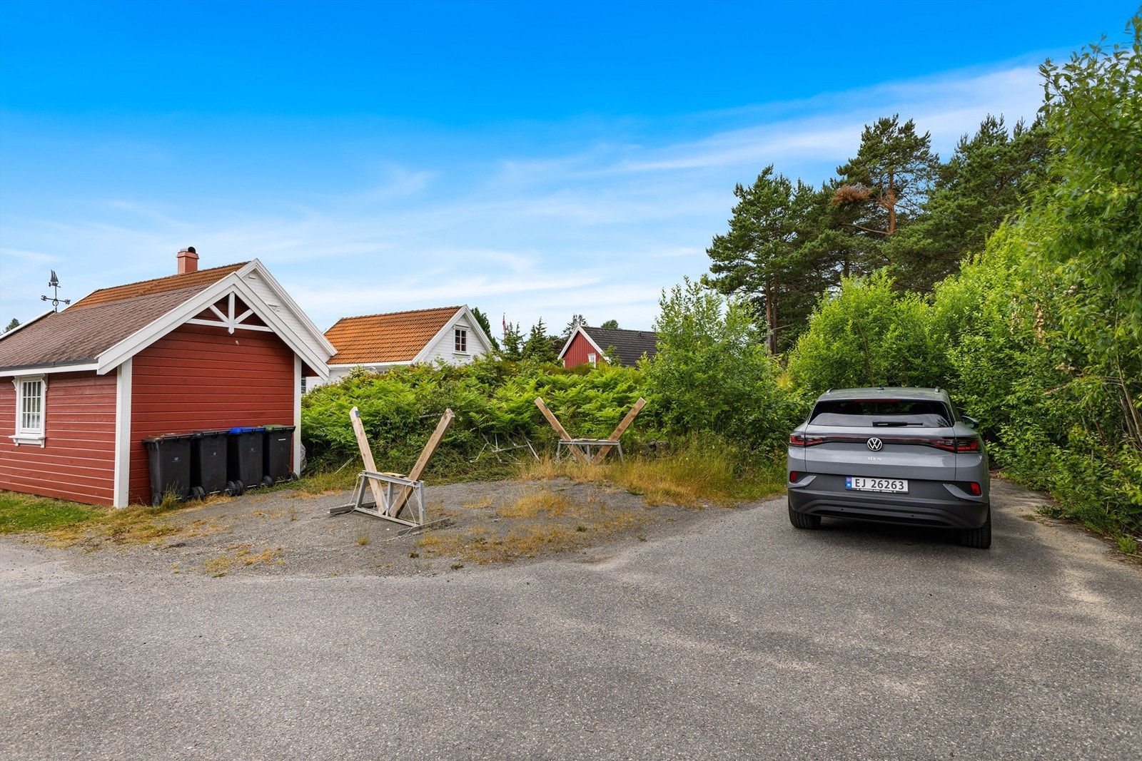 God plass for parkering og lagring på tomten Galleribilde