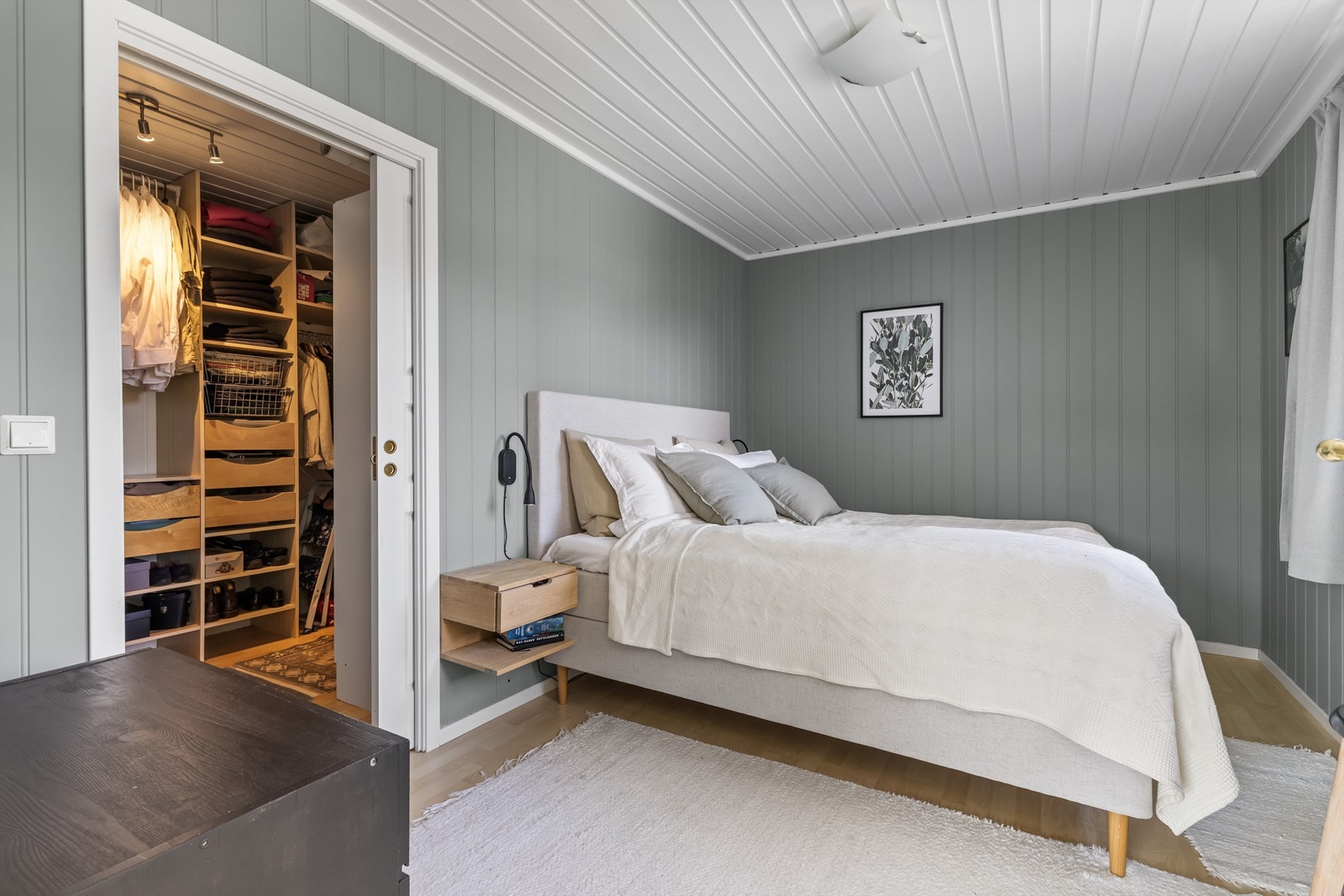 Tilbygg 1. etg. med rom innredet og benyttet som soverom med tilhørende garderoberom. Det foreligger ikke innvendig plantegning av tilbygg i kommunens arkiv. Galleribilde