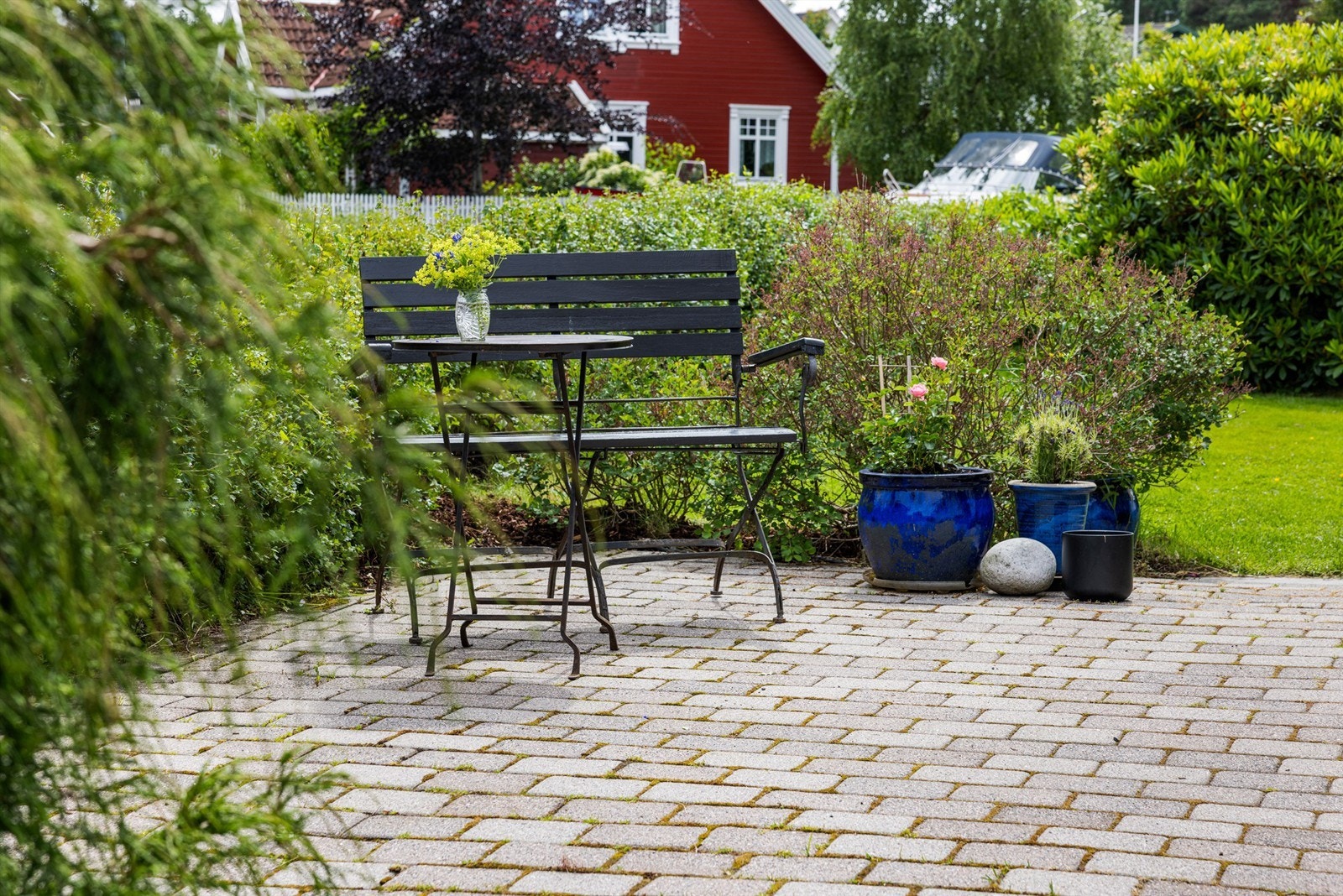 Tomten har flere hyggelige uteplasser, her ved inngangspartiet. Galleribilde
