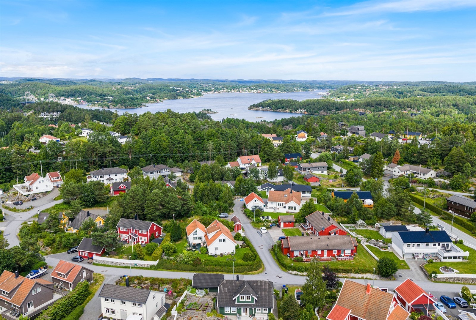 På Tromøya har man nærhet til sjøen og fine badeplasser, turstier langs kysten og i skog. Eiendommen ligger i område uten boplikt. Galleribilde