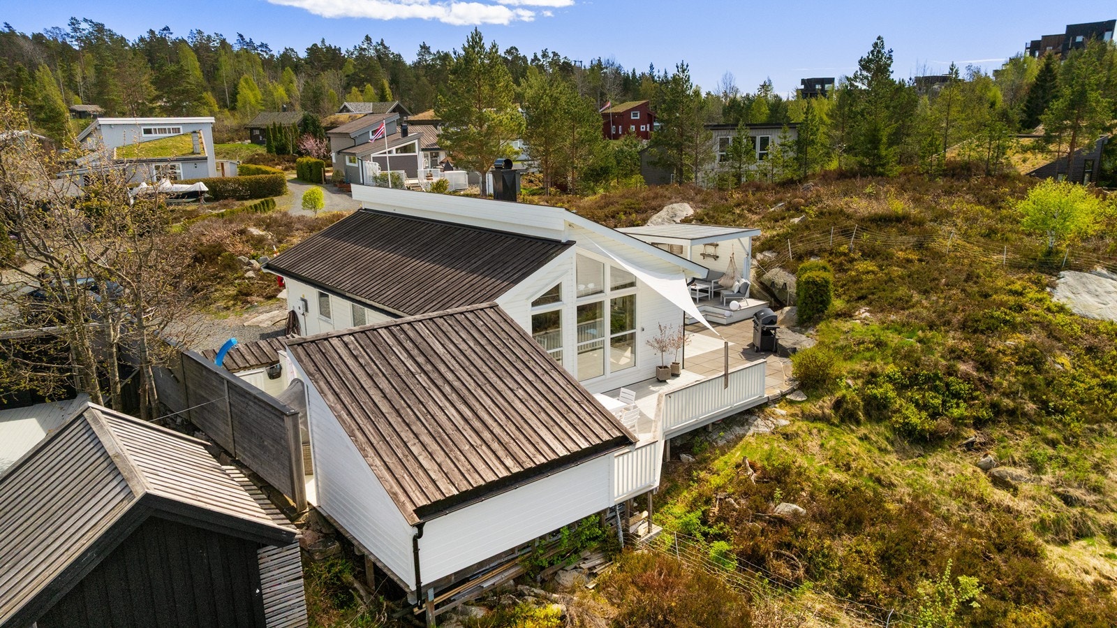 Hytta ligger i naturskjønne omgivelser med friareal rundt terrassen, og det er montert nytt tak i 2017, og solcellepanel på taket i 2018. Galleribilde