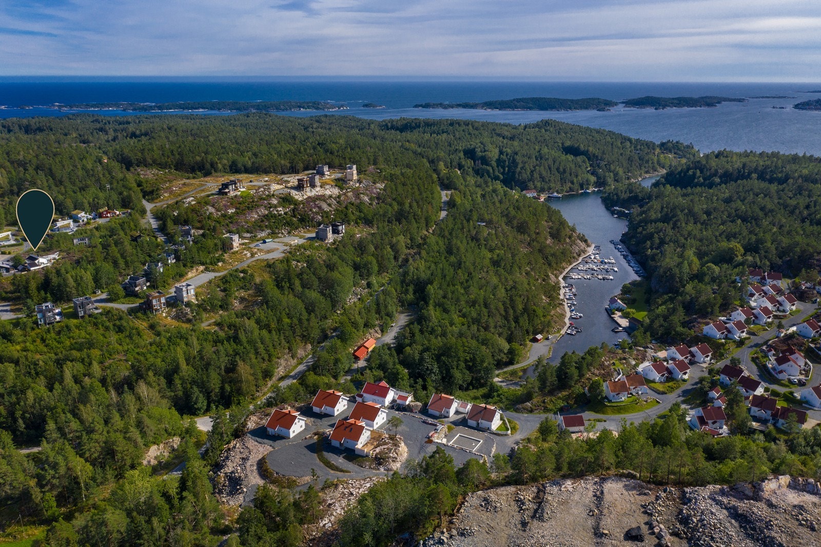 Det går snarveier ned til båthavna og fergekaia. Det medfølger 1 båtplass ut 2026 sesongen. Galleribilde